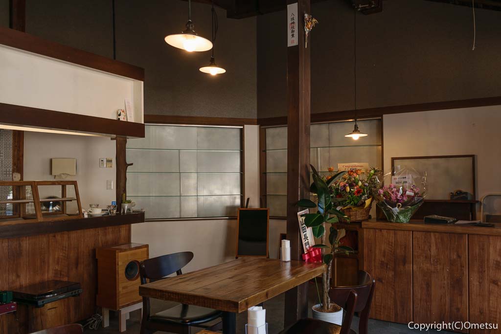 青梅市・昭和レトロ商品博物館・1階のカフェ、ナミオ珈琲の店内
