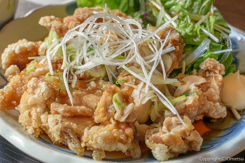 青梅市・野上町の「居酒屋 つくね屋」の、大判油淋鶏