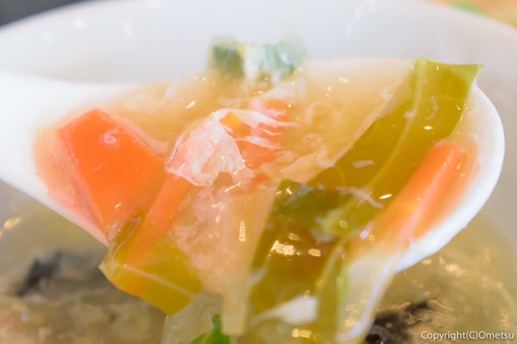 瑞穂町・長岡の、中華料理店、逸品居（いっぴんきょ）の、キクラゲ・玉子・豚肉炒め定食のスープの野菜