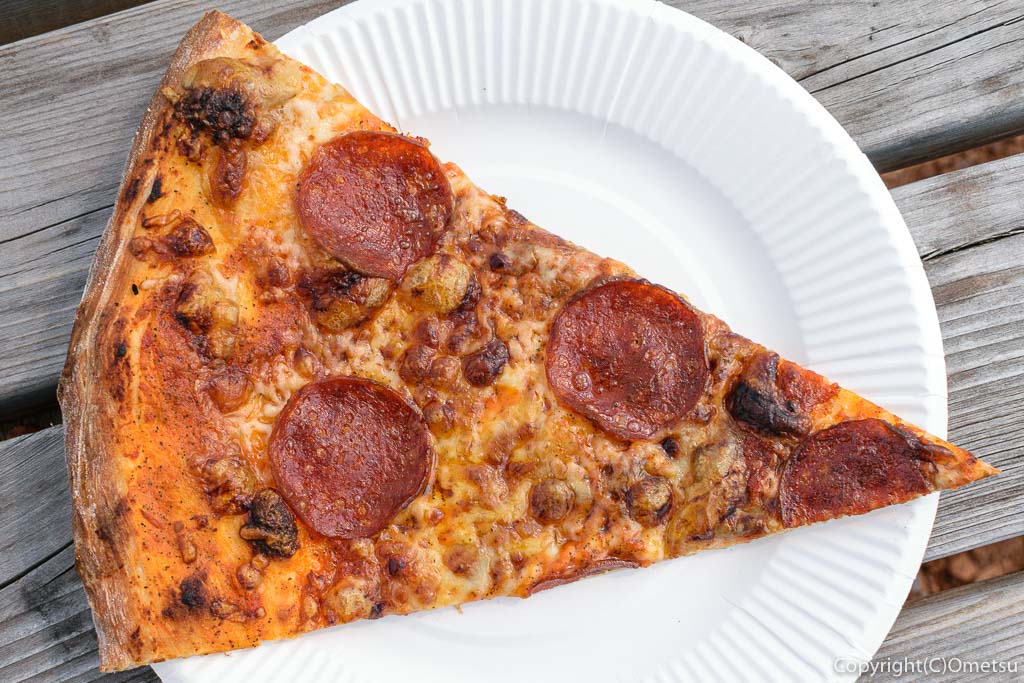 福生市・Delta EAST（デルタ・イースト）のDosukoi Pizza（ドスコイ・ピザ）のペパロニ・ピザ