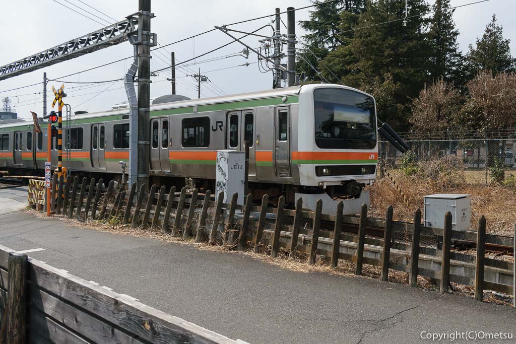 福生市・Delta EAST(デルタ・イースト)近くを走る、八高線の電車
