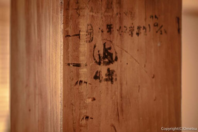 昭島市・昭島パスタ工房の、柱の傷