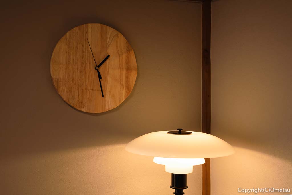 昭島市緑町・昭島パスタ工房の時計とランプ