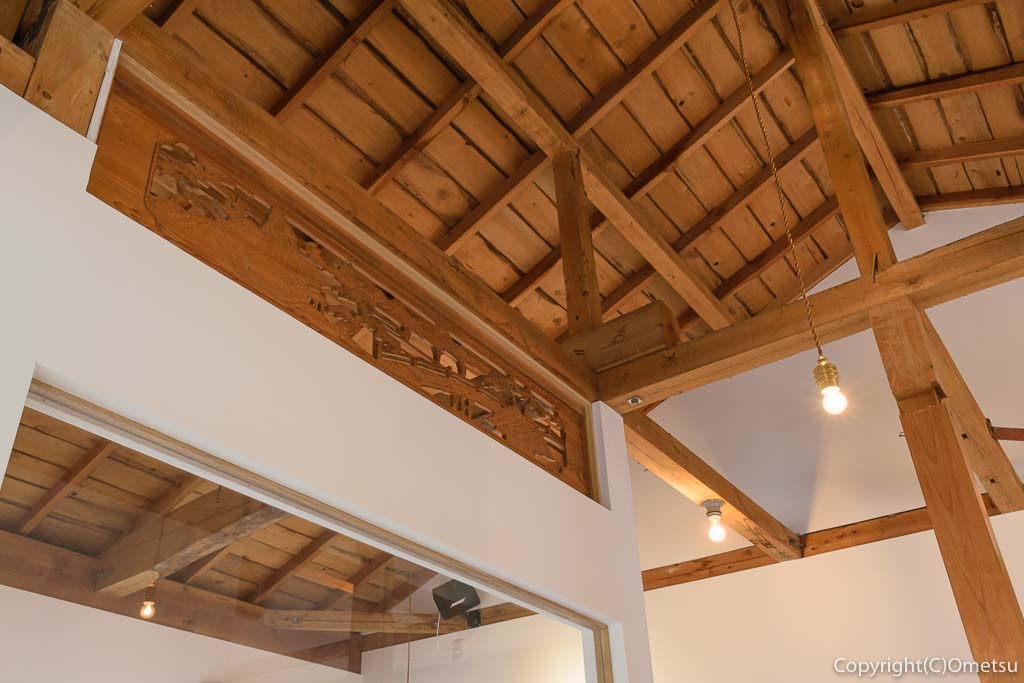 青梅市・駒木町の、maru.+BEANS CAFE（マル・プラス・ビーンズカフェ）の天井と欄間