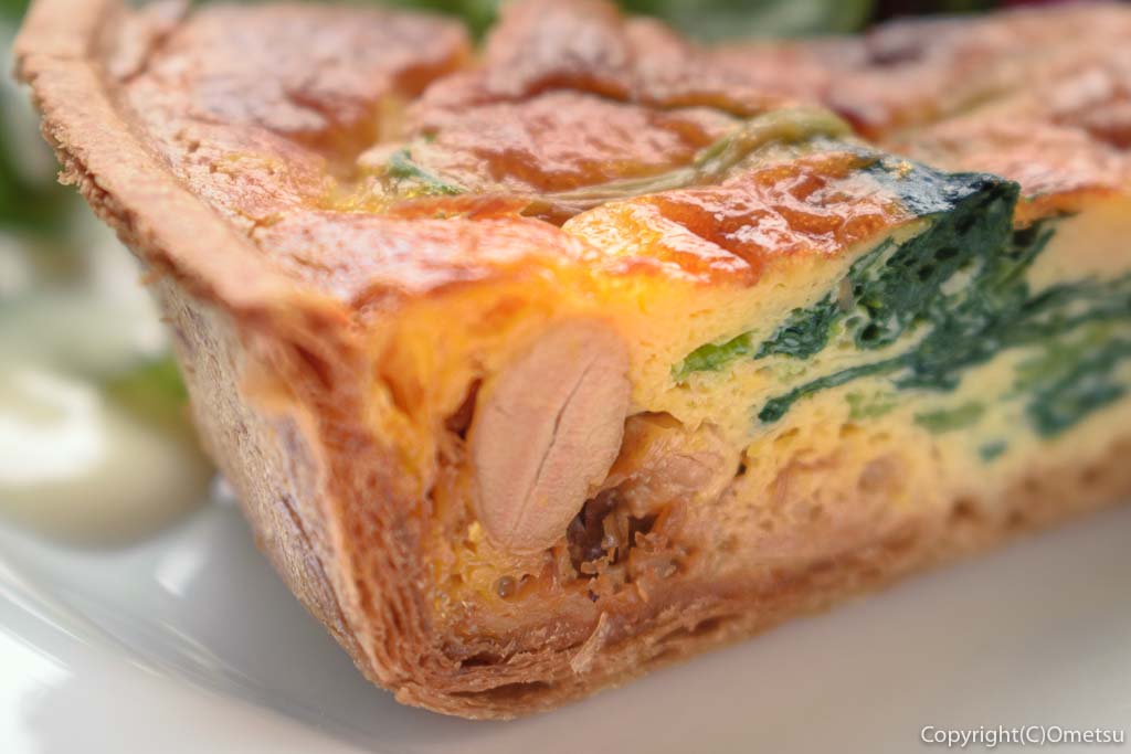 青梅市・駒木町の、maru.+BEANS CAFE(マル・プラス・ビーンズカフェ)の、前菜の、納豆キッシュ