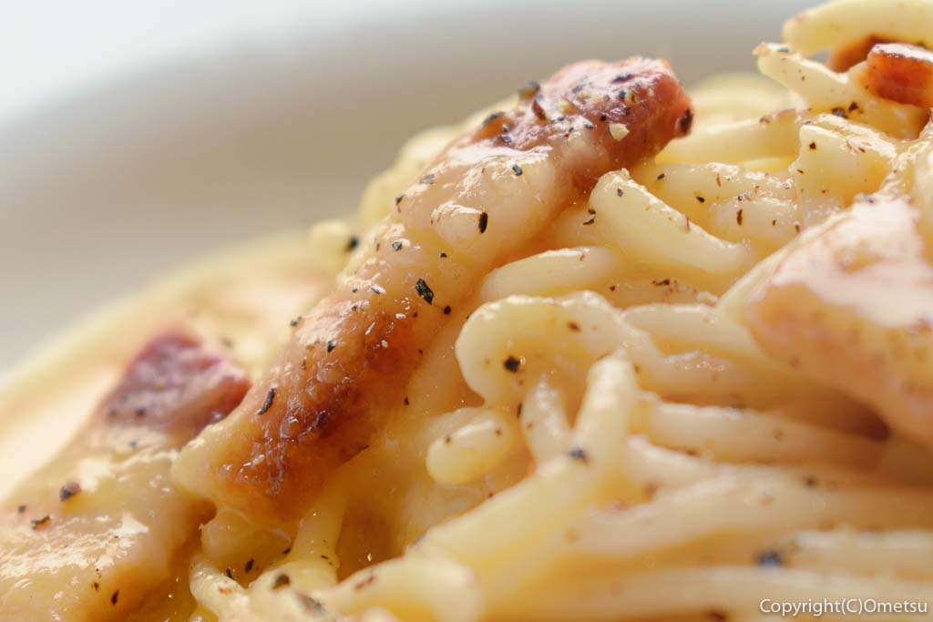 青梅市・駒木町の、maru.+BEANS CAFE(マル・プラス・ビーンズカフェ)の、「お豆腐が隠れたカルボナーラ」のベーコン