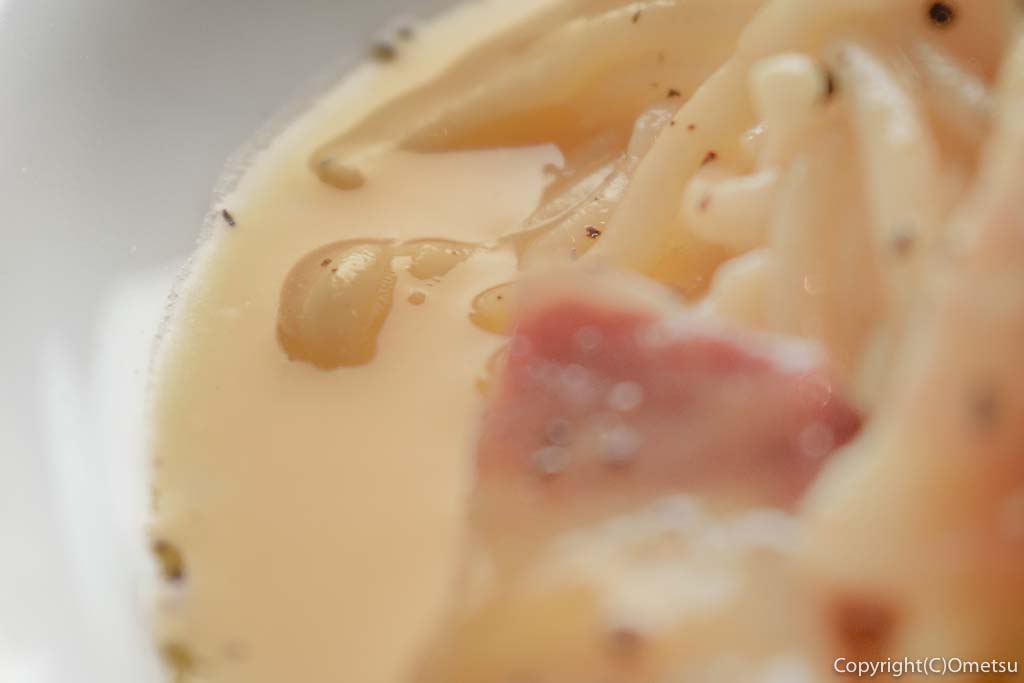 青梅市・駒木町の、maru.+BEANS CAFE（マル・プラス・ビーンズカフェ）の、「お豆腐が隠れたカルボナーラ」の卵ソース