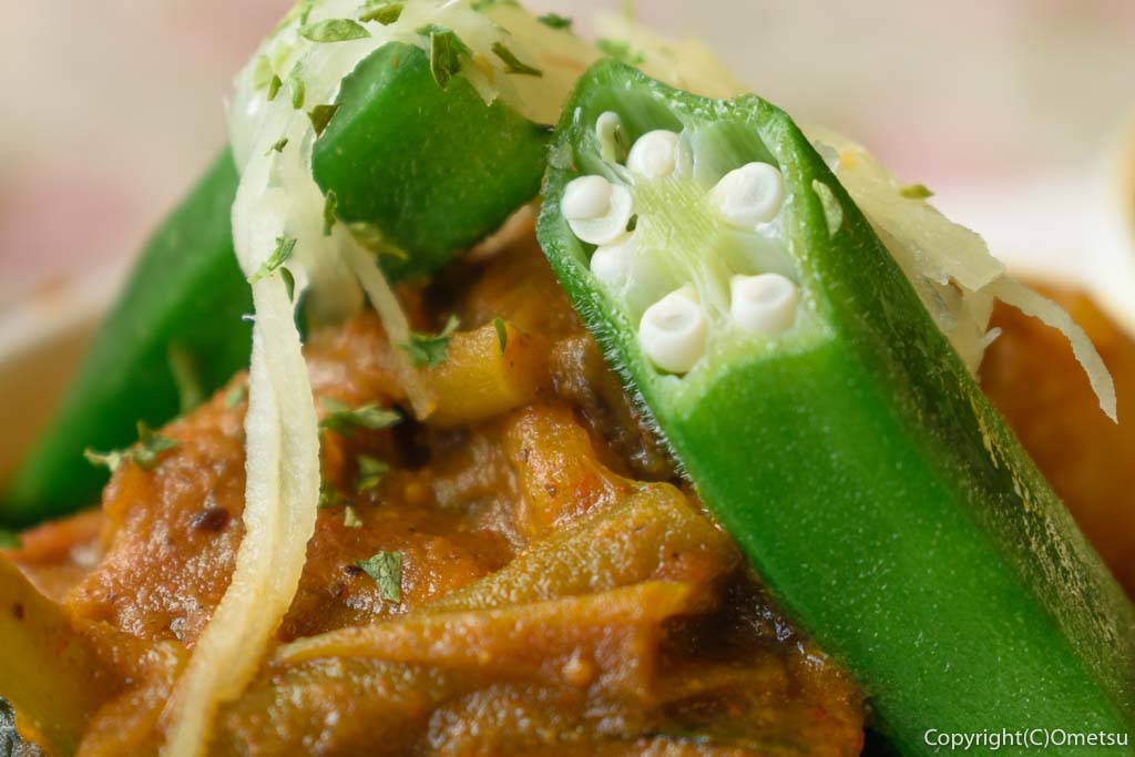 羽村市・アジ庵ガンジーの、チキンとエリンギのカレーのオクラ