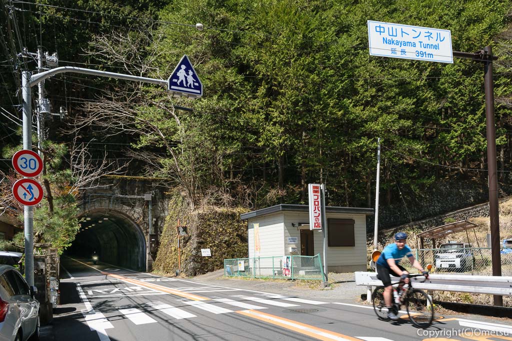 奥多摩町・青梅街道の中山トンネル入口