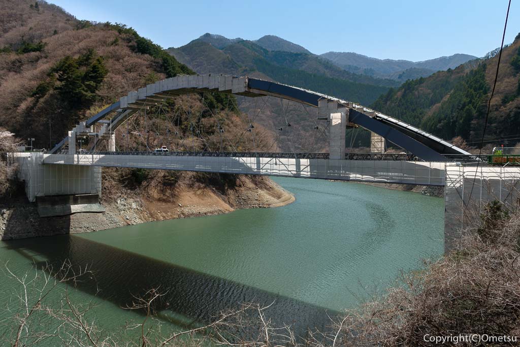 奥多摩町・奥多摩湖(小河内ダム)湖畔の、奥多摩周遊道路の三頭橋