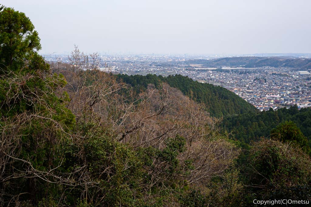 あきる野市・横沢丘陵、天竺山・頂上の、山内神社裏の、都心方面の展望
