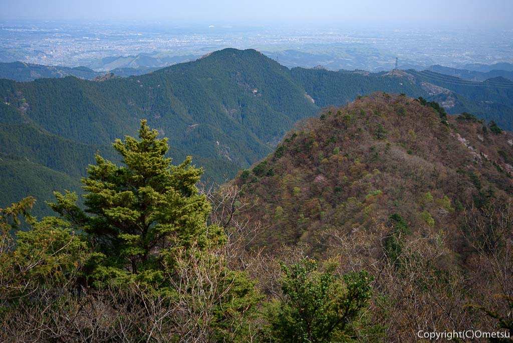 東京都あきる野市の、上高岩山・休憩所からの、日の出山の展望