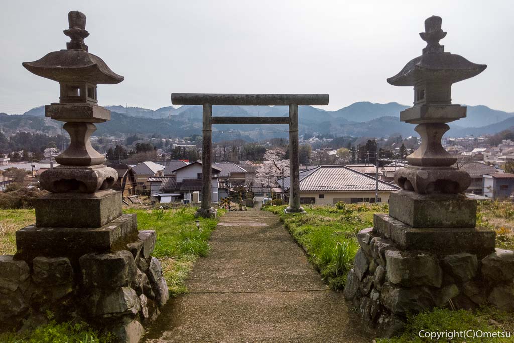 あきる野市・横沢丘陵の三内神社の鳥居と、展望
