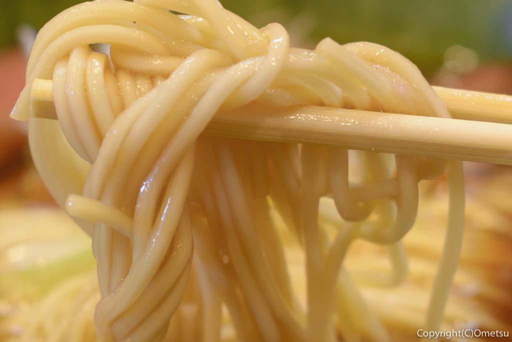 福生市「中華蕎麦 麺とスープ」の中華蕎麦のストレート麺