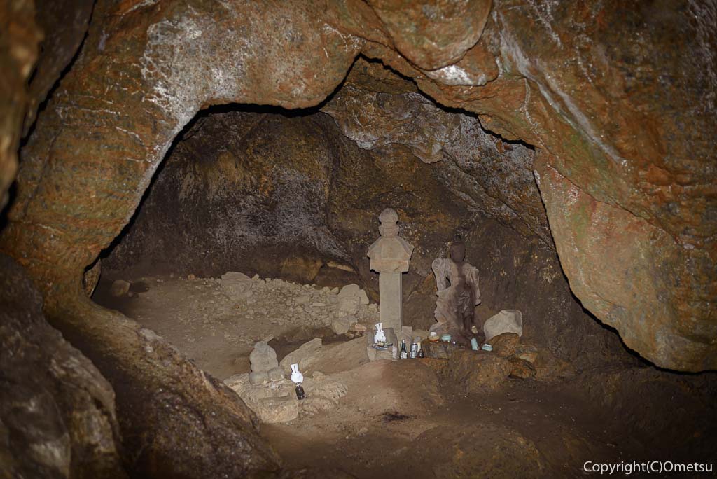あきる野市・弁天山、洞窟の、貴志嶋神社・奥の院の内部