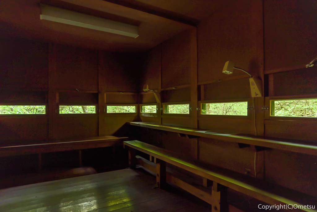 檜原・都民の森の、野鳥観察小屋の内部
