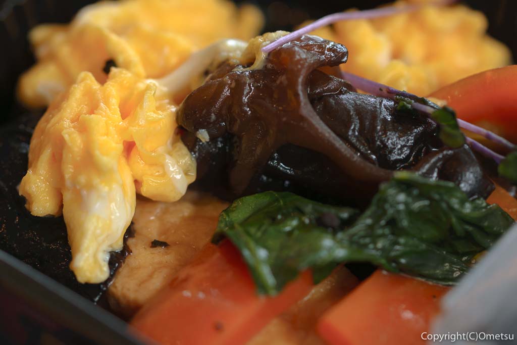 青梅市・梅郷の "LAUNDRY & CAFE Sunrise"（ランドリー＆カフェ サンライズ）の、牛ステーキ弁当の、卵ときくらげ炒め