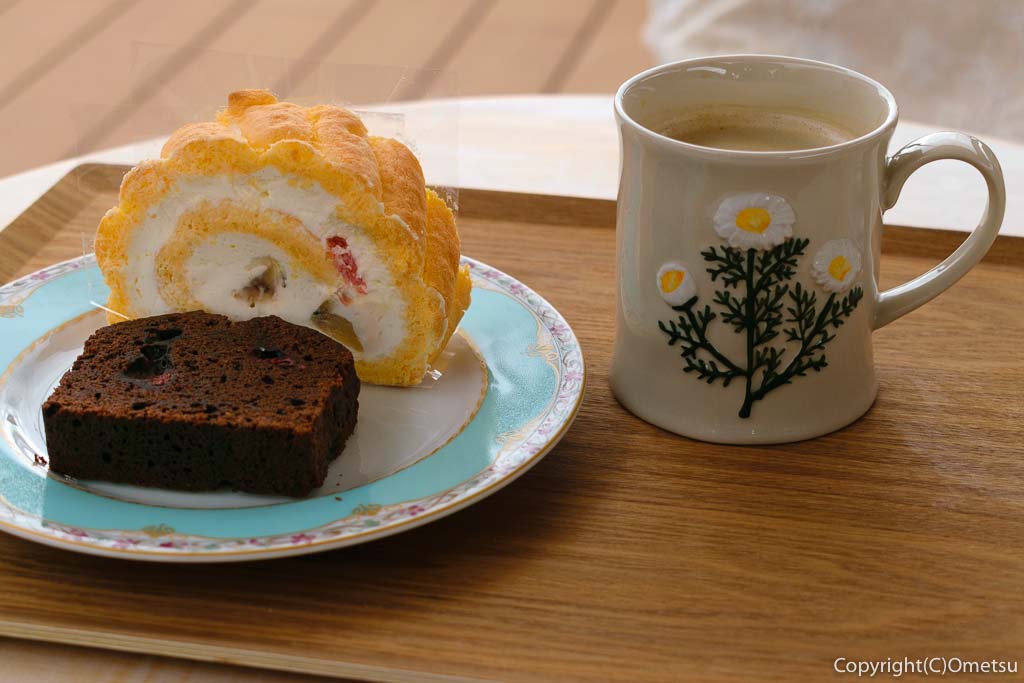 青梅市「お菓子工房 ゆきばな」のフルーツロール、ラズベリー入りチョコレートケーキ