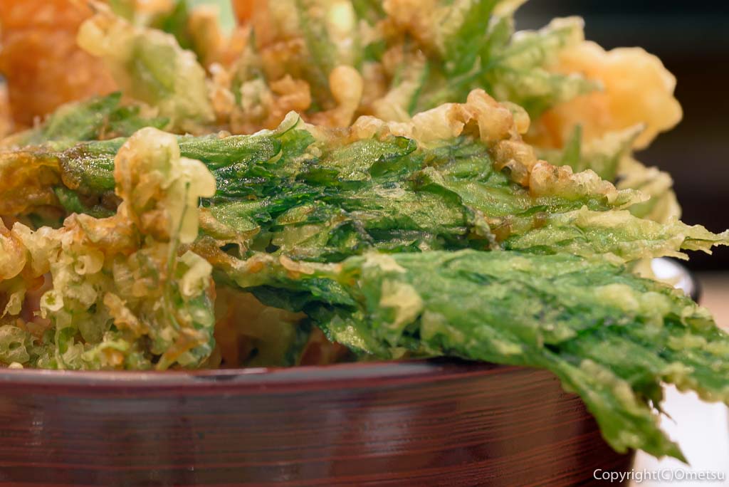 東京都・檜原都民の森「とちの実」の、舞茸天丼の、ヨモギの天ぷら