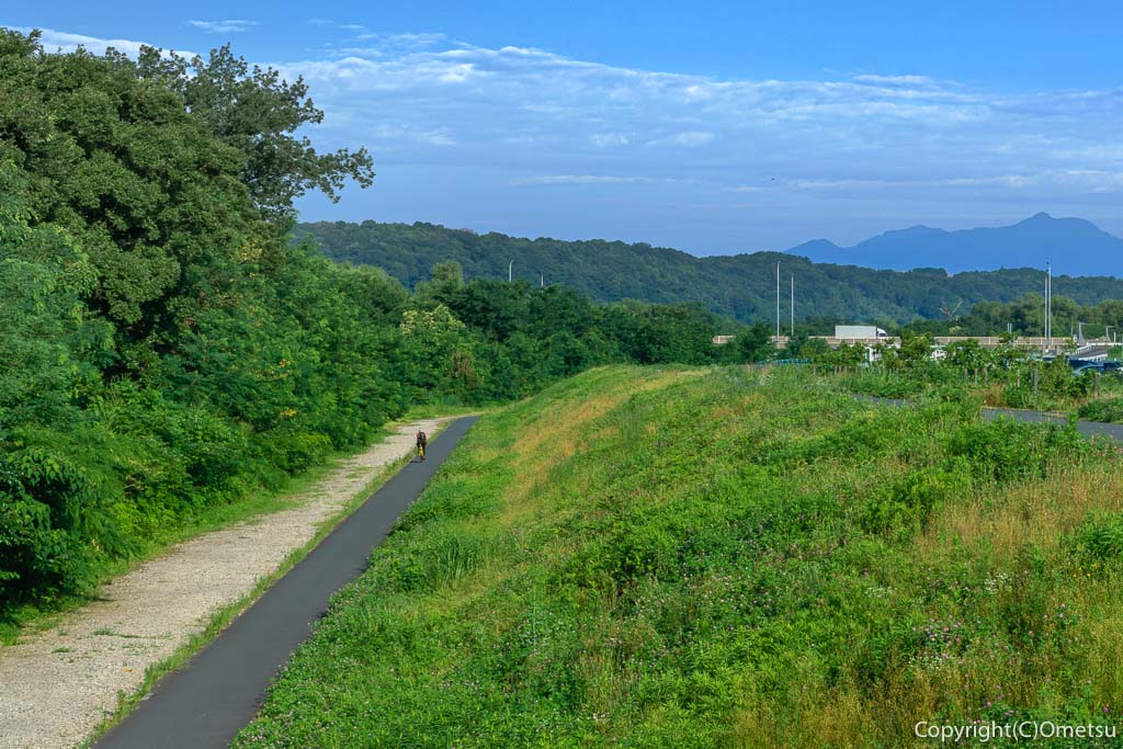 多摩川サイクリングロード・昭島市付近から、大岳山の展望