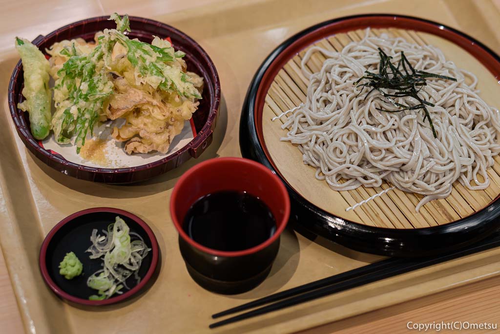 東京都・檜原都民の森「とちの実」の、舞茸天ぷら ざるそば