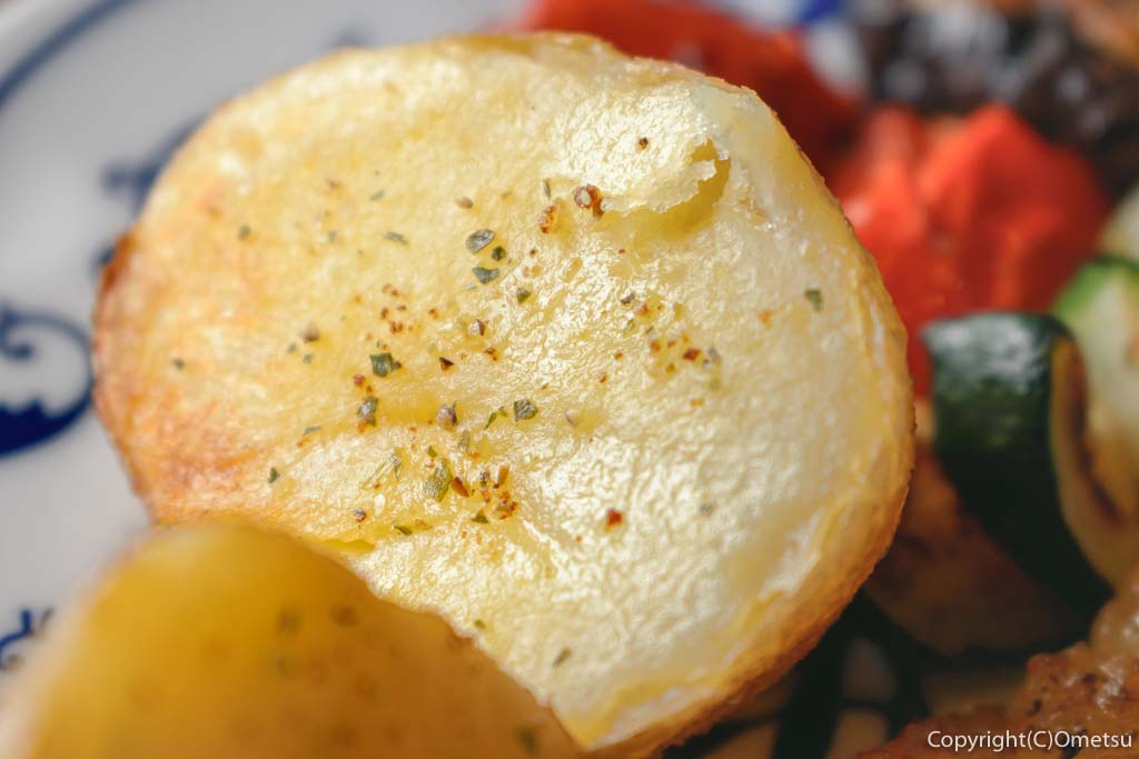 青梅市・畑中の、Garage, Café and BAR monocoque（ガレージ、カフェ&バー モノコック）の、ステーキランチの、ジャガイモ