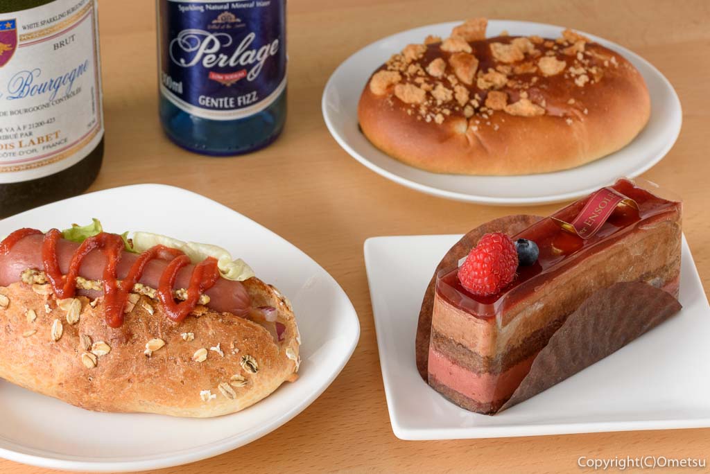 福生駅西口の「パンとお菓子のアトリエ ソレイユ（Soleil）」の、パンと、ケーキ