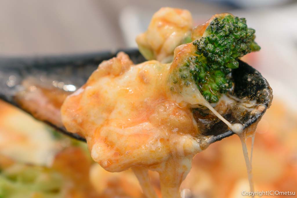 青梅市の、凛カフェの「野菜とひき肉のチーズ焼き」のチーズとブロッコリー