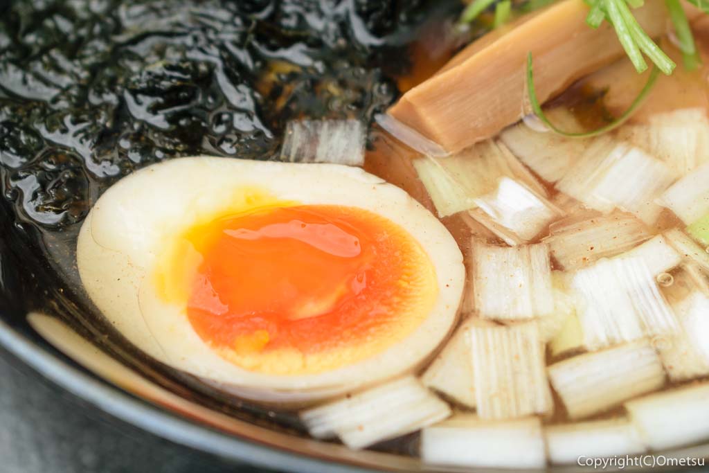 福生市「麺処しんすけ」の、魚介中華そば の須御養卵の味玉
