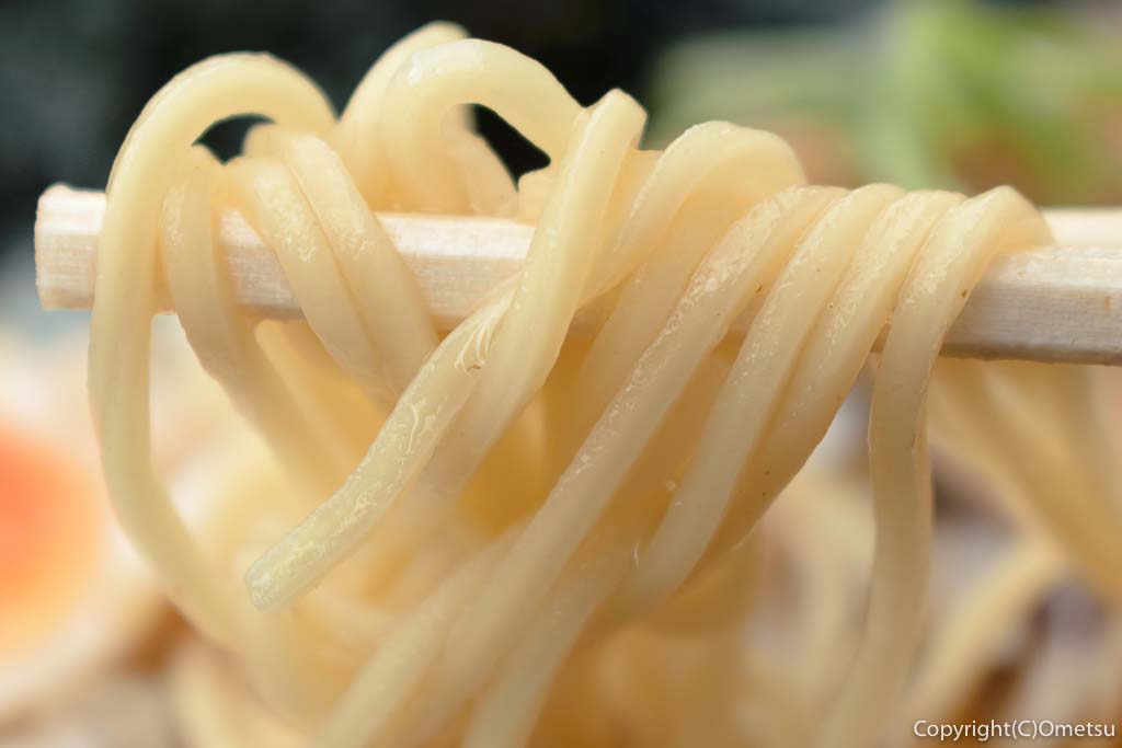 福生市「麺処しんすけ」の、魚介中華そば の麺