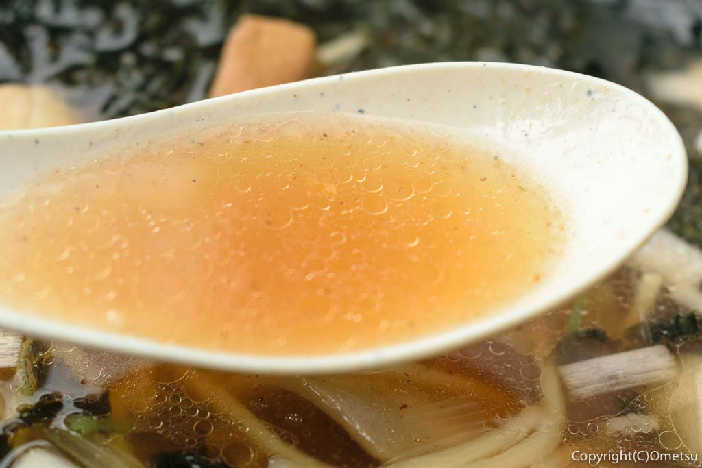 福生市「麺処しんすけ」の、魚介中華そば のスープ