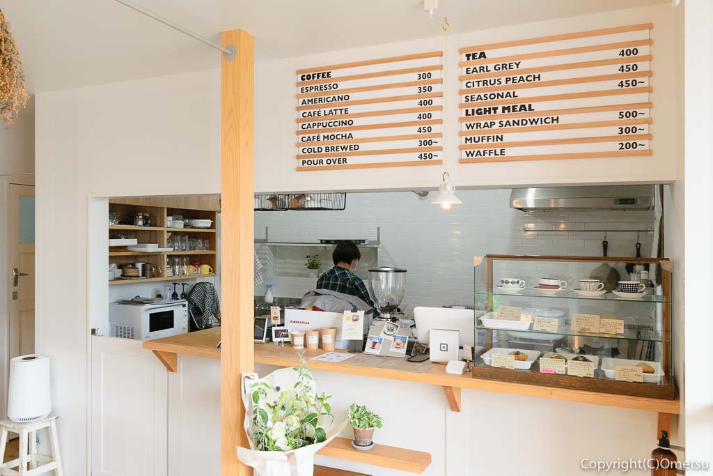 福生市のカフェ、 "THE COFFEE SHOP BENCH"（ベンチ）の店内カウンター
