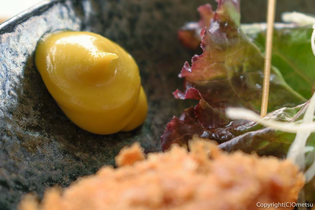 羽村市「プリモホールゆとろぎ」のレストラン・コナモーレの、低温熟成ポークのトンカツセットの、辛子