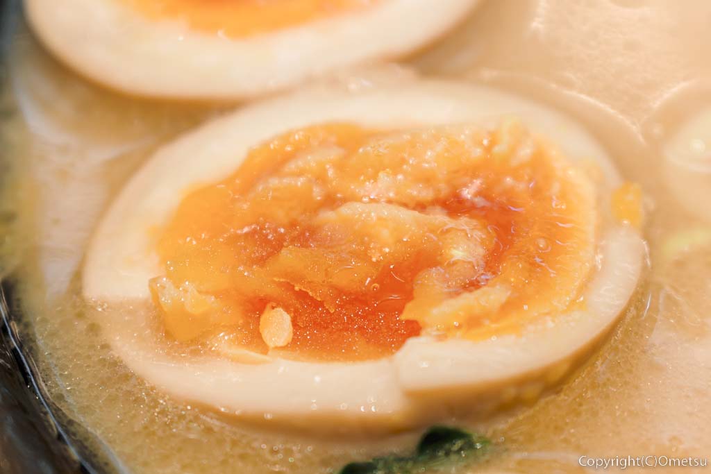 「おがわや 福生店」の豚骨醤油・味玉ラーメンの、味玉