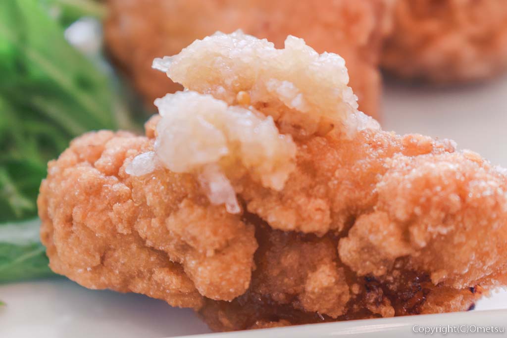 青梅市・西分町の焼き鳥店「炙り鶏 とりばこ」の、唐揚げとポン酢