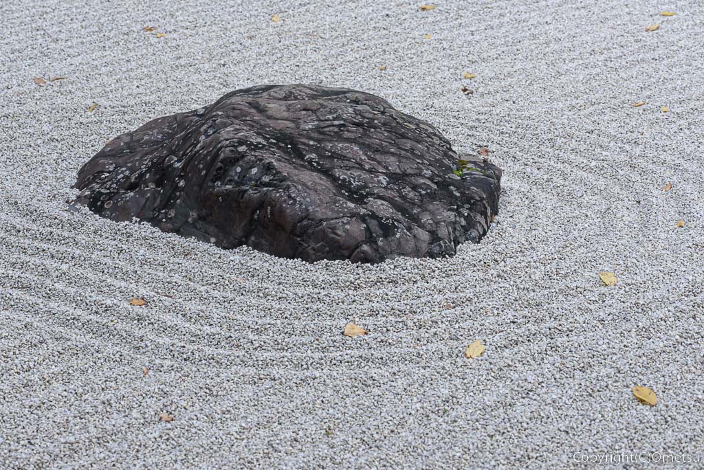 青梅市・御岳の、玉堂美術館・枯山水の日本庭園の、庭石と砂の波紋