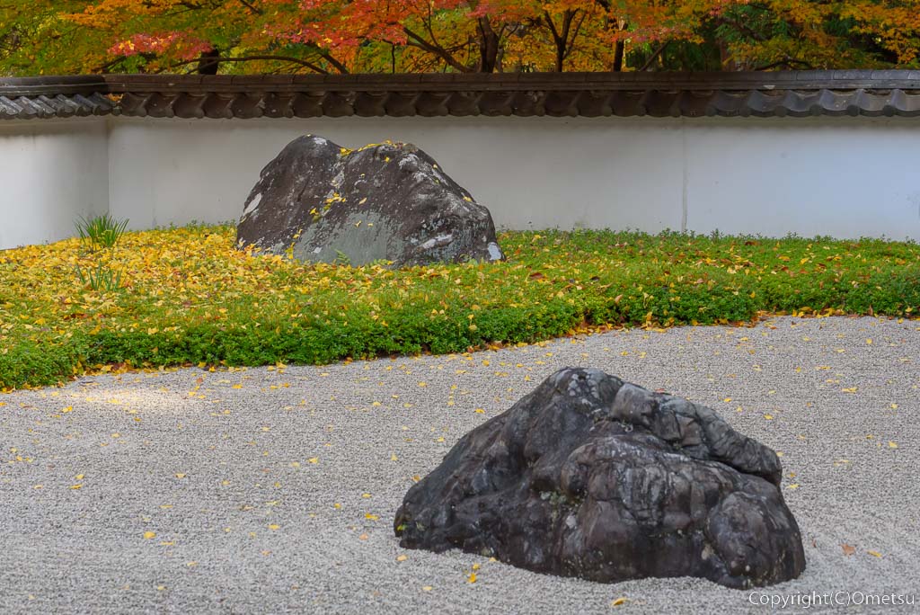 青梅市・御岳の、玉堂美術館・枯山水の日本庭園の、庭石と砂