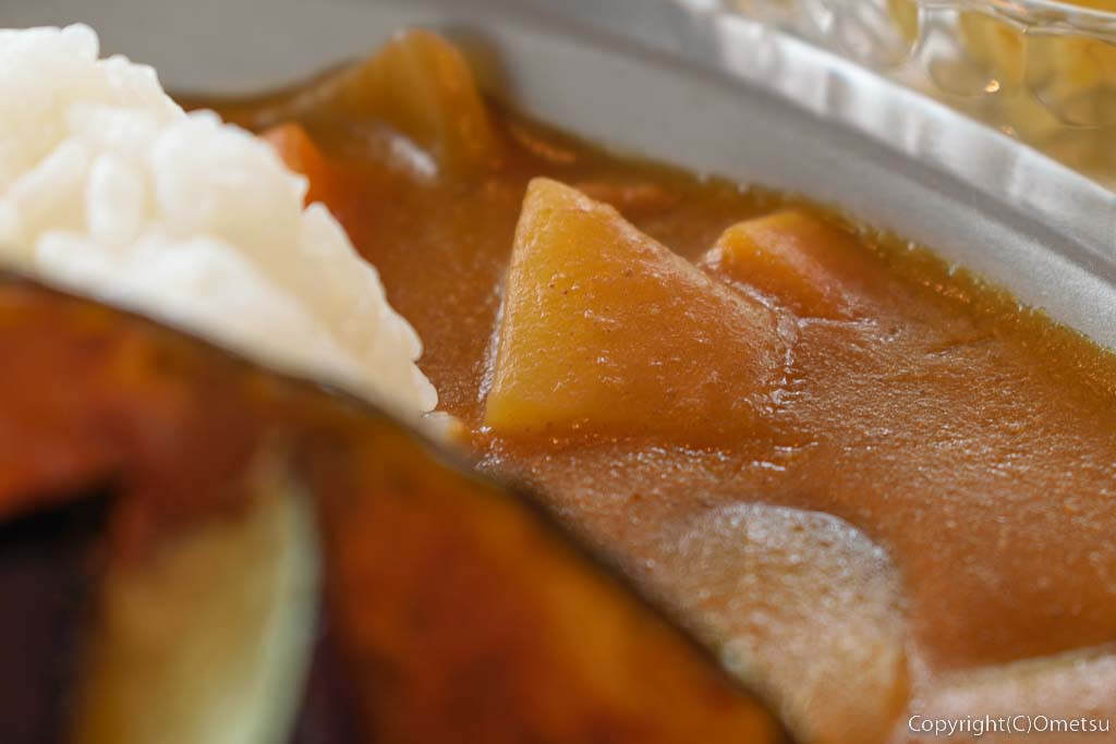 あきる野市「戸倉しろやまテラス」のレストラン・食飲室の「田舎カレープレート」の、カレーの具
