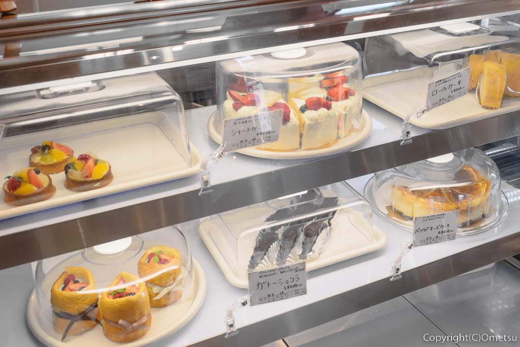 羽村市・小作台の、Mee's Bake&Cafe（ミーズ ベイク&カフェ）のショーケースの、ケーキ