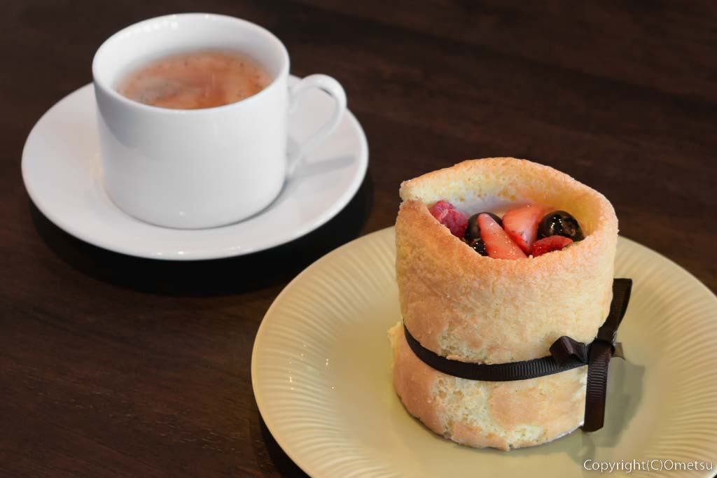 羽村市・小作台の、Mee's Bake&Cafe(ミーズ ベイク&カフェ)の、シャルロットと、エスプレッソコーヒー