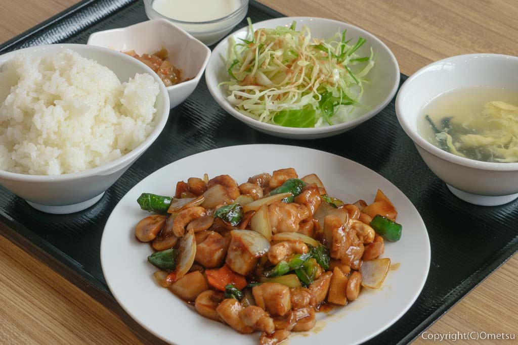 羽村駅東口の中華料理店・縁来亭、サービスランチの、鶏肉とカシューナッツ炒め定食