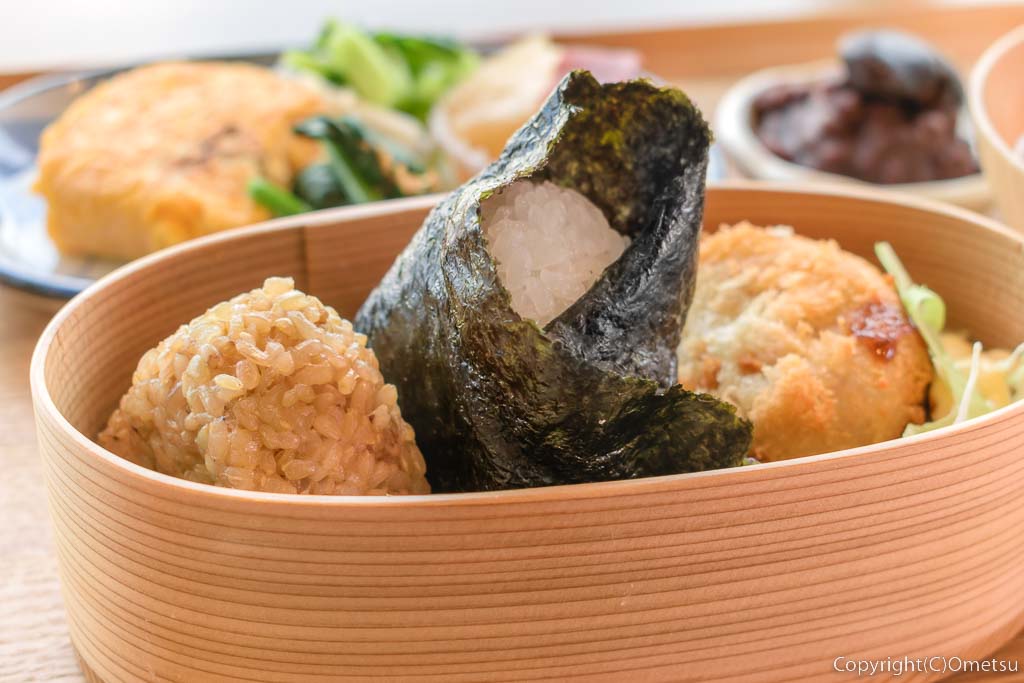 羽村駅・東口の、福島屋食堂の、おむすび定食の、鮭のおにぎりと、玄米おにぎり