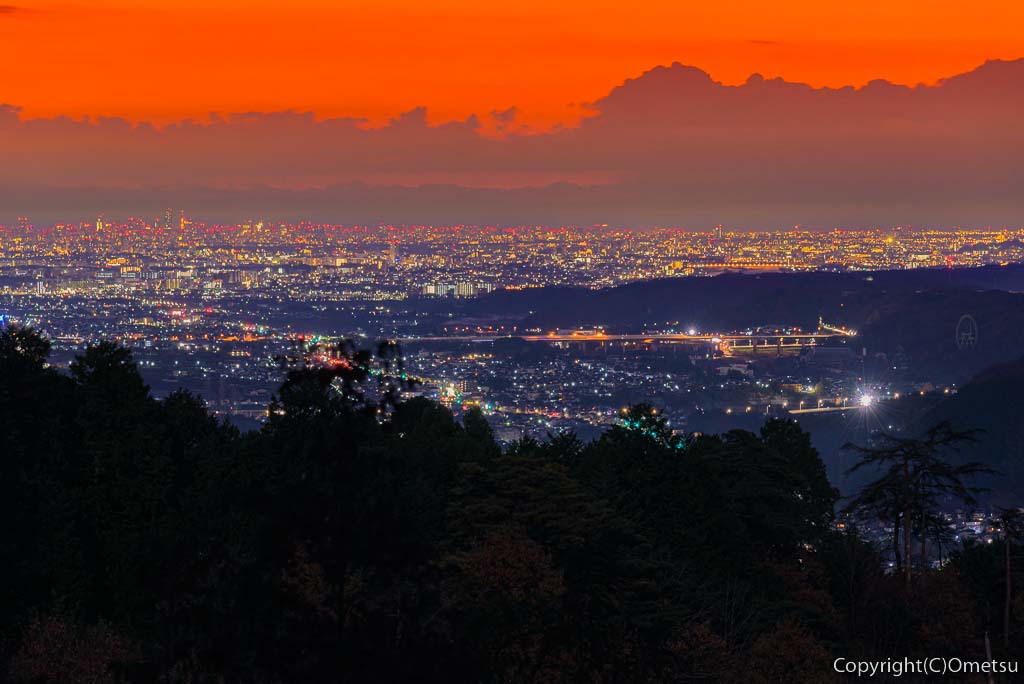 東京都・あきる野市・金比羅山・登山道の展望ベンチからの、夜景