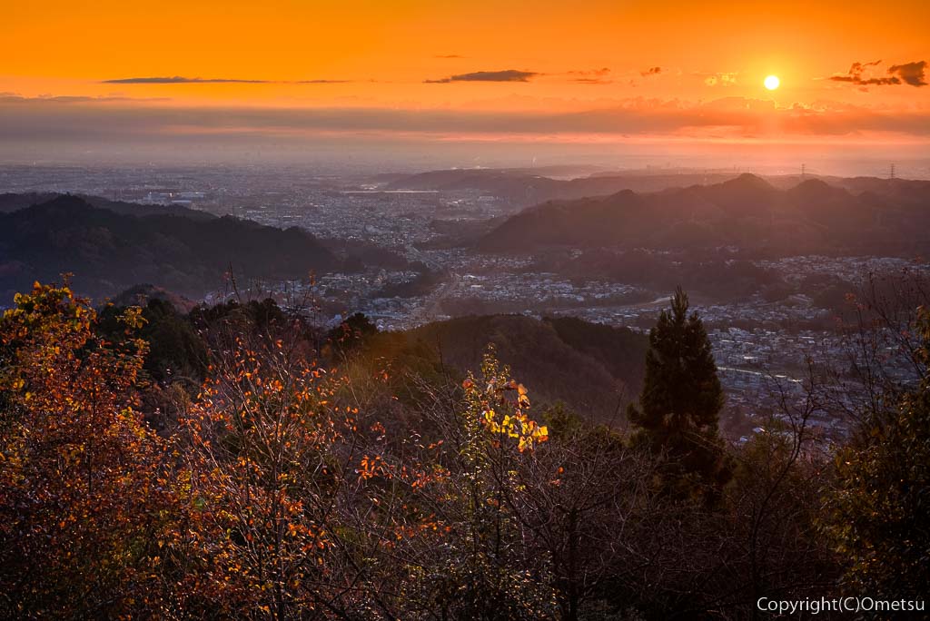 東京都・あきる野市・金比羅山からの朝日と、都心方面のパノラマ