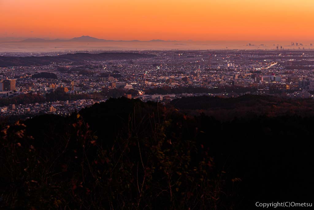 青梅市・長渕丘陵「赤ぼっこ」から、夜景と、筑波山