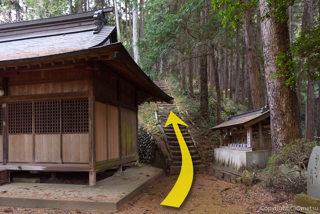 あきる野市・天竺山参道の、三内神社・拝殿横の登山道