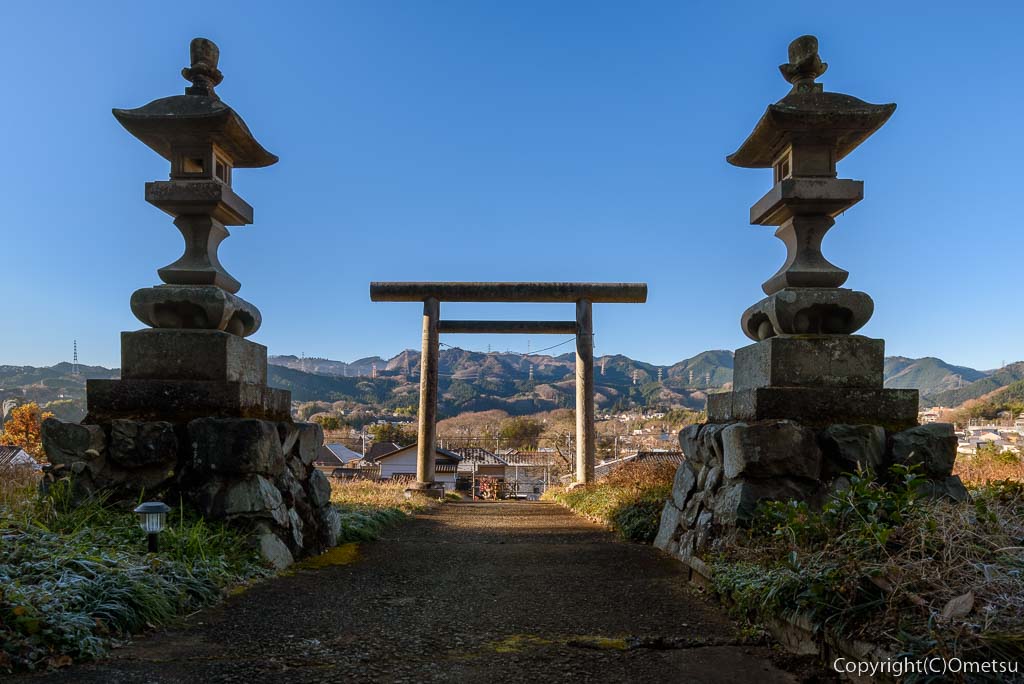 あきる野市・三内神社・鳥居と、里山の展望