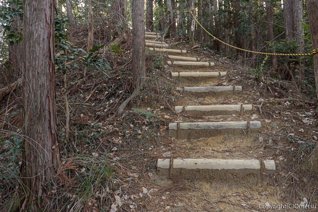 あきる野市、戸倉城山・神明神社・登山道の、木製階段