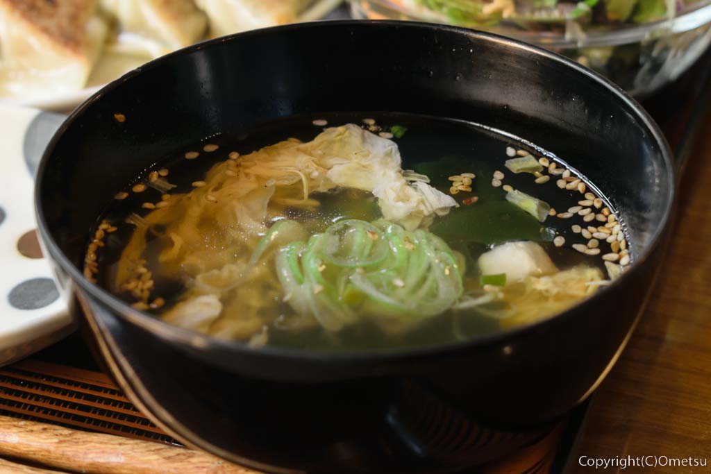 福生市・餃子之助の、焼き餃子定食のスープ