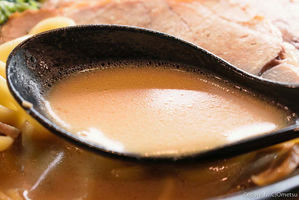 「横浜家系ラーメン 小作大和家」の、631ラーメンの、醤油豚骨スープ